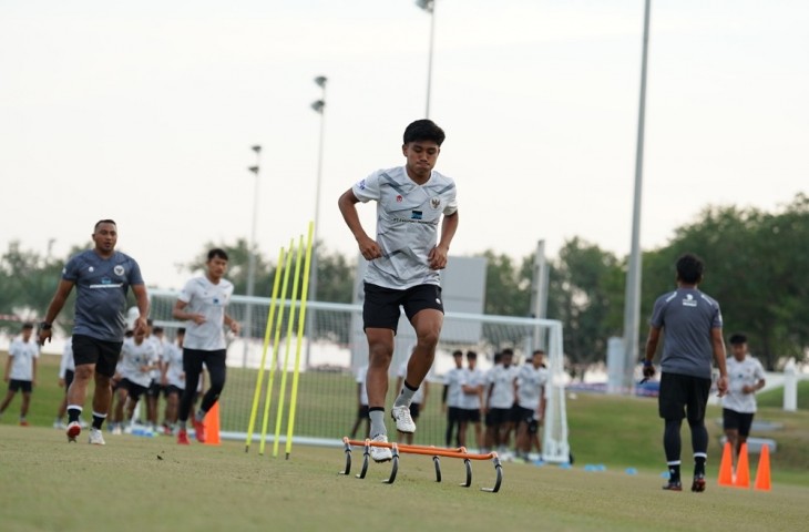 Firman Utina memantau para pemain Timnas Indonesia U-20 dalam pemusatan latihan di Qatar. (PSSI)