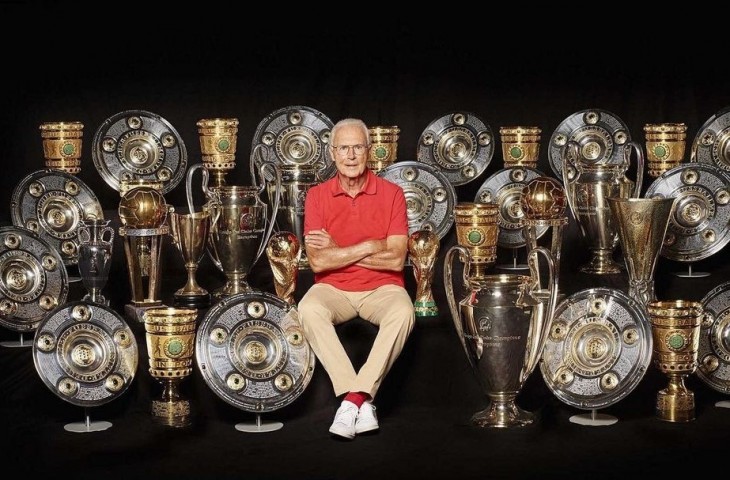 Franz Beckenbauer bersama piala yang telah diraihnya.(Foto: Instagram @franzbeckenbauer)