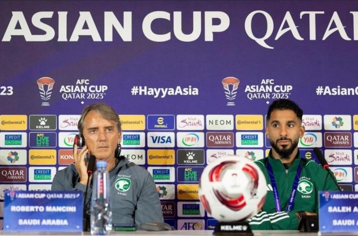 Roberto Mancini bersama anak asuhnya, Sales Al Shehri sebelum laga Arab Saudi melawan Oman (Tangkapan layar Instagram @saudint)