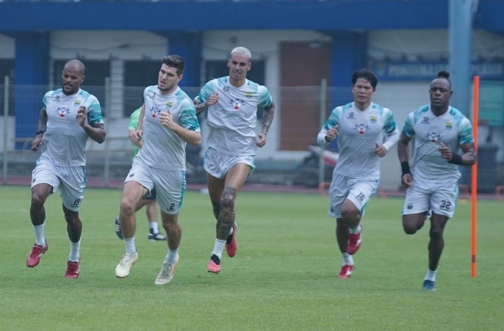 Para pemain Persib berlatih di Lapangan Sidolig. (MO Persib)