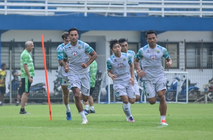 Adzikry (tengah) mengikuti sesi latihan Persib. (Liga 1)