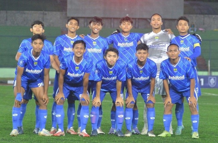 Adzikry (bawah tengah) bersama Persib U-20. (MO Persib)