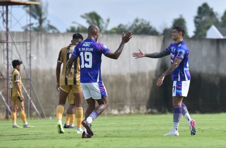 Dua pemain Persib Ciro Alves dan David da Silva merayakan gol ke gawang Dewa United. (MO Persib)