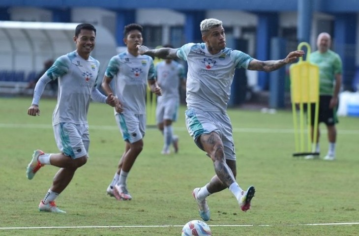 Persib Bandung menggelar latihan secara tertutup untuk mematangkan taktik dan strategi menghadapi Persija Jakarta di pekan ke-28 dalam jadwal Liga 1 2023/2024. (Persib.co.id).