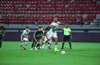 Kalkulasi Kemenangan 10 Pemain Persib atas Persikabo, Bojan Hodak Salahkan Strategi Menyerang