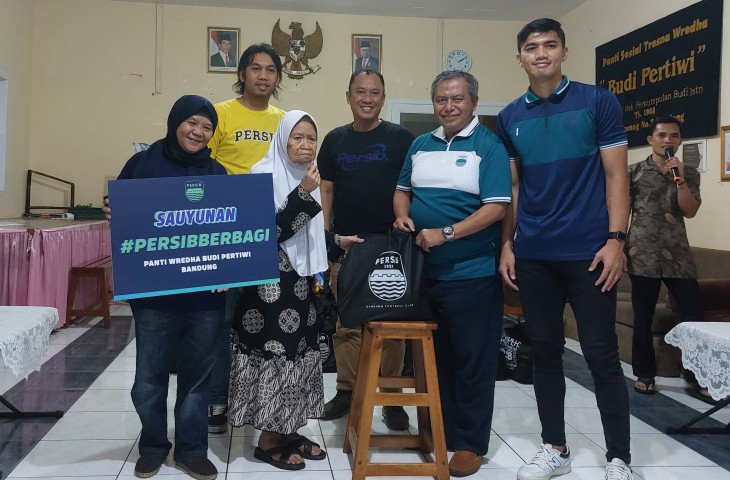 Persib Bandung Berbagi Kebahagiaan di bulan Ramadan dengan mengunjungi Panti Sosial Tresna Werdha Budi Pertiwi di Jl. Sancang, Bandung, Selasa (26/3).