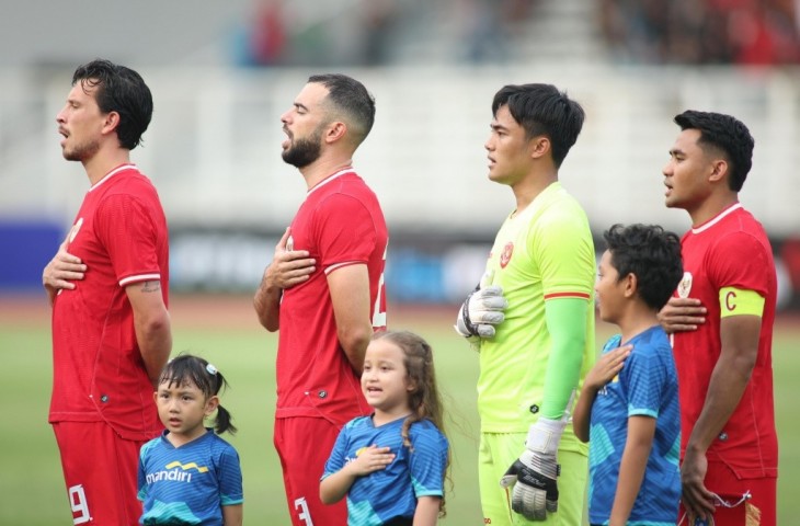 Thom Haye, Jordi Amat, Ernando Ari, dan Asnawi Mangkualam, saat menyanyikan lagu Indonesia Raya. (Dok. PSSI)