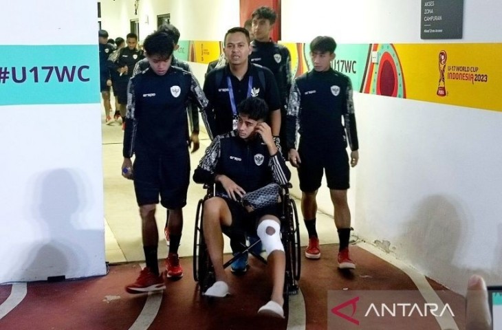 Pemain timnas Indonesia U-19 Welber Jardim (tengah depan) menggunakan kursi roda saat meninggalkan Stadion GBT Surabaya, Selasa (23/7/2024) malam. ANTARA/Naufal Ammar Imaduddin