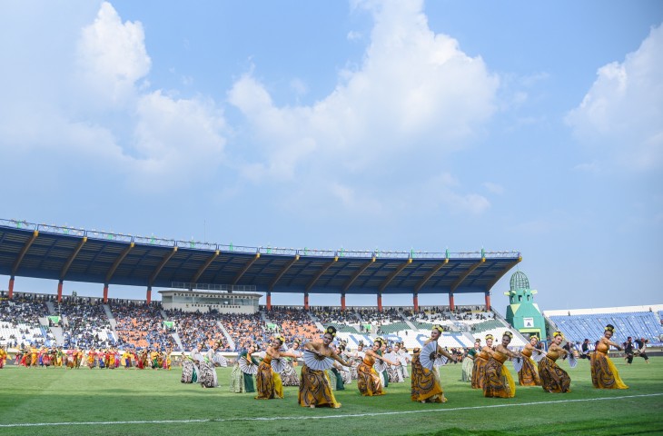 Penari kipas menari pada acara pembukaan Piala Presiden 2024 di Stadion Si Jalak Harupat, Kutawaringin, Kabupaten Bandung, Jumat (19/7/2024). Pembukaan Piala Presiden 2024 berlangsung meriah dengan penampilan 30 personel rampak kendang, 100 penari jaipong, 50 penari kipas, 20 penari cepot, para penyanti nasional dan dihadiri langsung oleh presiden republik Indonesia, Joko Widodo. (Sutanto Nurhadi Permana untuk BolaTimes)