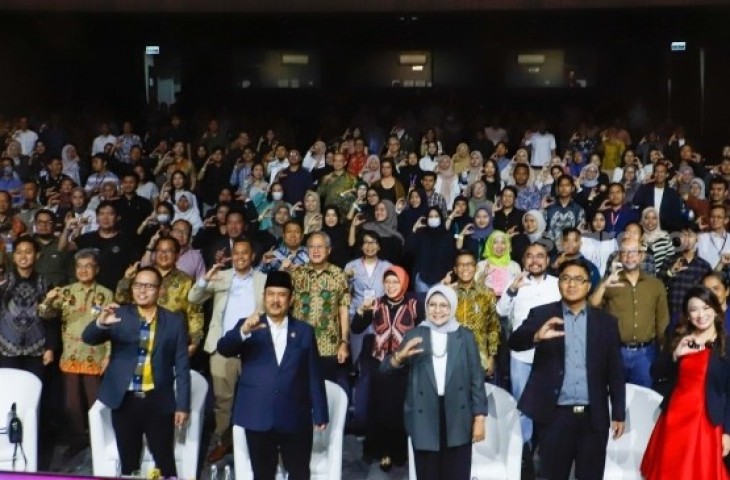 Menteri PPN/Kepala Bappenas Rachmat Pambudy (kedua kiri) bersama Pendiri CORE Indonesia Hendri Saparini (tengah) dan Direktur CORE Indonesia Mohammad Faisal (kiri) foto bersama para peserta Youth Economic Summit 2024 di Graha Bhakti Budaya, Taman Ismail Marzuki (TIM), Jakarta, Sabtu (23/11/2024). [Suara.com/Alfian Winanto]