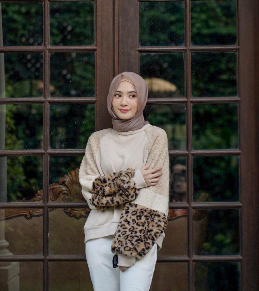 Pose cantik RRQ Vivi ketika berhijab. (Instagram/ @rrq_vivi)