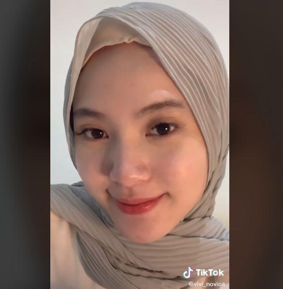 Pose cantik RRQ Vivi ketika berhijab. (TikTok/ @vivi_novica)