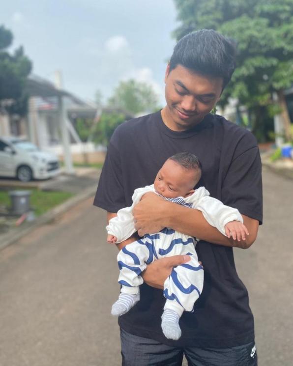 Alfath Fathier ketemu anaknya. (Instagram/@alfathfaathier)