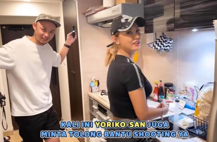 Momen Maria Ozawa masak soto (YouTube.com)