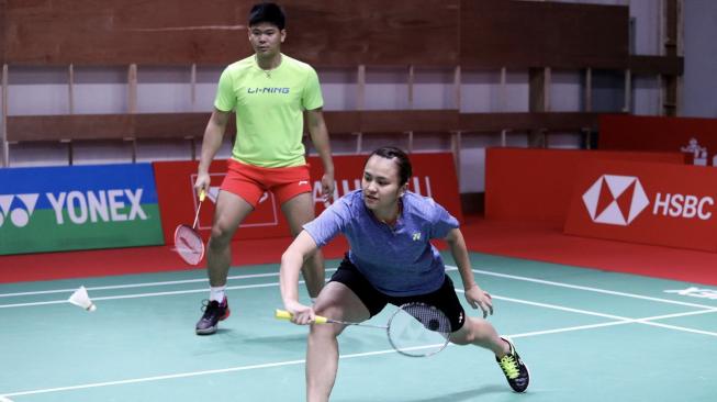 Pasangan ganda campuran Indonesia, Praveen Jordan/Melati Daeva Oktavianti, menjajal lapangan Istora Senayan, Jakarta, yang menjadi lokasi perhelatan Indonesia Masters 2019, Senin (21/1). [Humas PBSI]