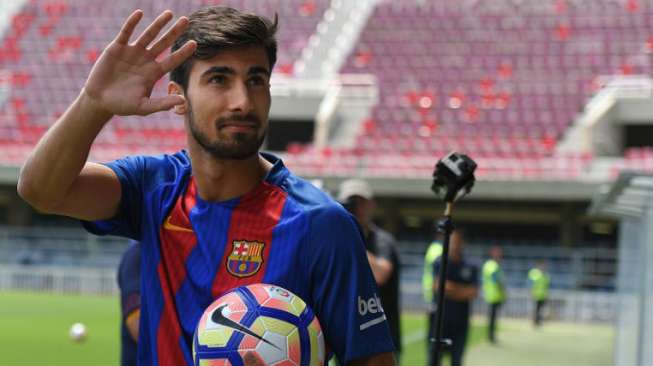 Pemain Baru Barcelona asal Portugal Andre Gomes saat diperkenalkan pada fans di Camp Nou.LLUIS GENE / AFP