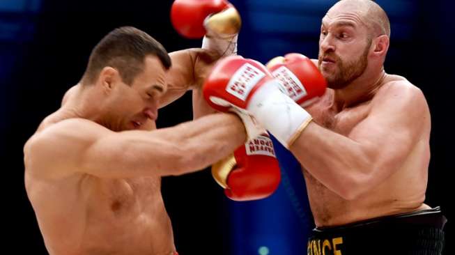 Tyson Fury (kanan) ketika menghadapi Wladimir Klitschko pada 28 November 2015 [AFP/Patrik Stollarz]