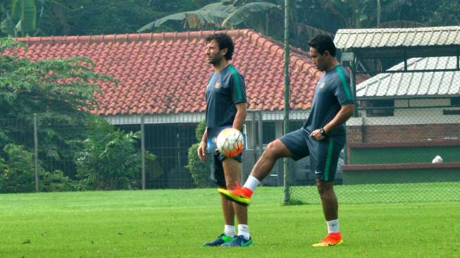 Pelatih timnas U-22 Luis Milla (kiri) dan asistennya, Bima Sakti di hari kedua seleksi tahap II yang berlangsung di SPH, Karawaci, Tangerang [Suara.com/Adie Prasetyo]