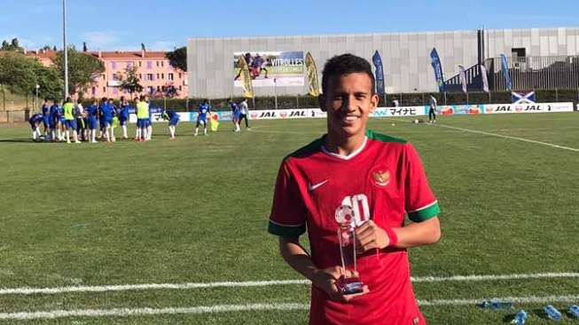 Pemain timnas U-19 Egy Maulana Vikri menerima penghargaan Jouer Revelation Trophee. Penghargaan yang pernah diterima Zinedine Zidane dan Cristiano Ronaldo [PSSI]