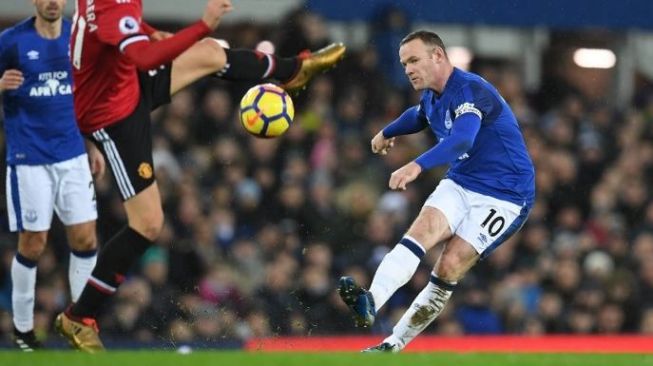 Wayne Rooney mengancam gawang MU dalam laga di Goodison Park [AFP]