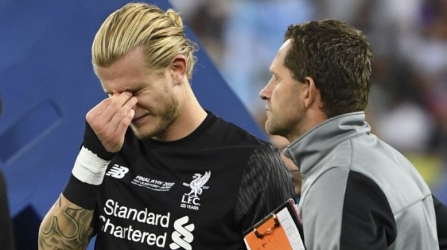 Reaksi kiper Liverpool, Loris Karius, usai melakukan dua blunder fatal di laga kontra Real Madrid. (Paul ELLIS / AFP)