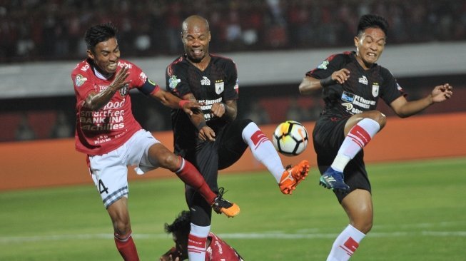 Pemain Persipura Muhammad Tahir (kanan) dan Hilton Moreira (tengah) berebut bola dengan pemain Bali United Fadil Sausu dalam Pertandingan Sepak Bola Liga 1 2018 di Stadion I Wayan Dipta, Gianyar, Bali, Sabtu (9/6). ANTARA FOTO/Nyoman Budhiana