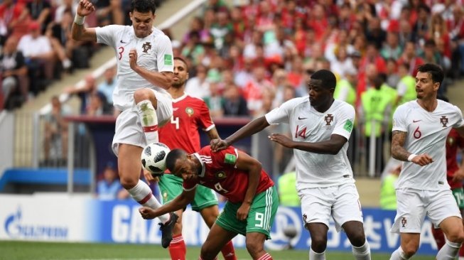 Pemain Portugal Pepe (kiri) berduel dengan pemain Maroko dalam laga kedua Grup B Piala Dunia 2018 yang berlangsung di Stadion Luzhniki, Rabu (20/6/2018) [AFP]