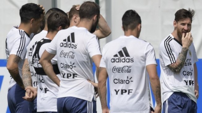 Mega bintang dan Kapten Timnas Argentina, Lionel Messi (kanan), tengah berlatih bersama rekan-rekannya jelang melawan Nigeria di laga terakhir penyisihan Grup D Piala Dunia 2018, Selasa (26/6). [AFP/Juan Mabromata]