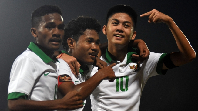 Pesepak bola Indonesia U-16 Amirudin Bagus Kahfi Alfikri (tengah) bersama rekannya Rendy Juliansyah (kanan) dan Muhammad Talaohu (kiri) melakukan selebrasi usai mencetak gol ke gawang Kamboja U-16 dalam laga penyisihan grup A piala AFF U-16 di Stadion Gelora Delta Sidoarjo, Jawa Timur, Senin (6/8). ANTARA FOTO/M Risyal Hidayat