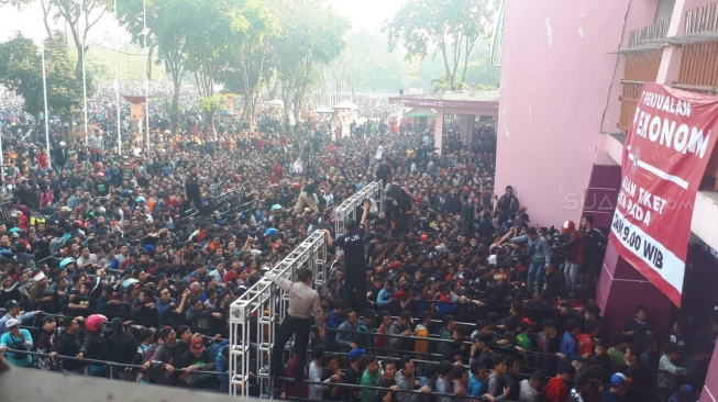 Ribuan suporter mengantre untuk mendapatkan tiket partai final Piala AFF U-16 di Stadion Gelora Delta Sidoarjo. Di partai final, Indonesia akan berhadapan dengan Thailand, Sabtu (11/8/2018) [Suara.com/Dimas Angga P]