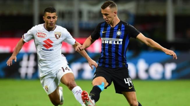 Winger Inter Milan, Ivan Perisic (kanan) beraksi di laga kontra Torino [Miguel MEDINA / AFP]