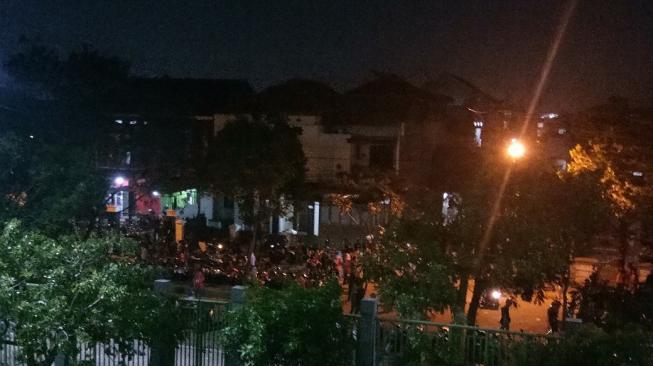 Sekelompok Jakmania membuat gaduh di luar Stadion Patriot, Bekasi, Kamis (6/9/2018) [Suara.com/Adie Prasetyo]