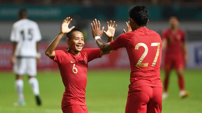 Pesepak bola Indonesia Evan Dimas (kiri) melakukan selebrasi usai mencetak gol ke gawang Mauritius dalam partai persahabatan di Stadion Wibawa Mukti, Bekasi, Jawa Barat