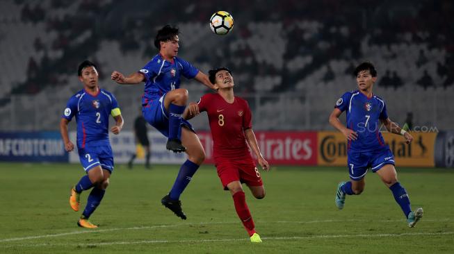 Pemain Timnas Indonesia Witan Sulaeman saling berebut bola dengan pesepak bola Taiwan Karl Hu Josefsson dalam penyisihan Grup A Piala Asia U-19 di Stadion Utama Gelora Bung Karno, Jakarta, Kamis (18/10). [Suara.com/Muhaimin A Untung]