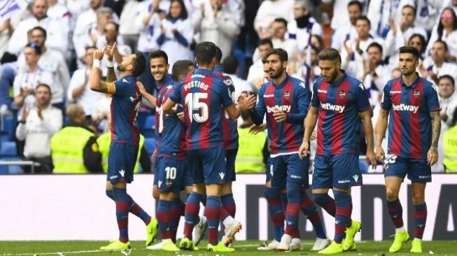 Para pemain Levante merayakan gol Jose Luis Morales (kiri) ke gawang Real Madrid di Santiago Bernabeu. GABRIEL BOUYS / AFP