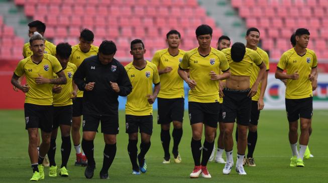 Sejumlah pesepak bola Thailand berlatih menjelang laga lanjutan Piala AFF 2018 melawan Indonesia di Stadion Nasional Rajamangala, Bangkok, Thailand, Jumat (16/11/2018). ANTARA FOTO/Akbar Nugroho Gumay