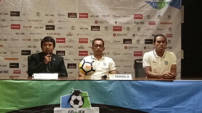 Pelatih Persela Lamongan Aji Santoso (tengah) dalam jumpa pers sehari jelang laga melawan Persija Jakarta di Stadion Utama Gelora Bung Karno (SUGBK), Senayan, Jakarta. [Suara.com/Adie Prasetyo]