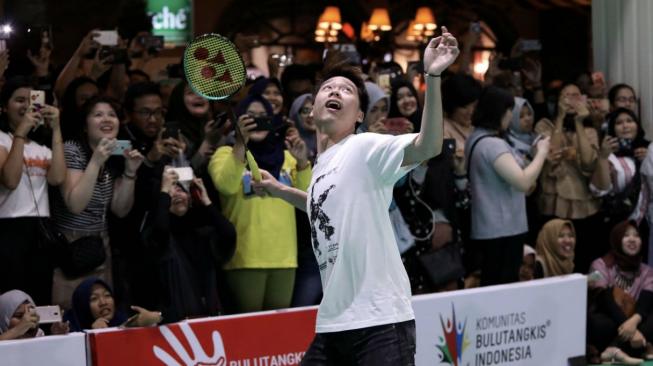 Pebulutangis Indonesia, Kevin Sanjaya Sukamuljo, saat mengikuti pertandingan ekshibisi usai acara lelang untuk penggalangan dana bagi korban bencana Palu dan Donggala di Grand Indonesia, Jakarta, Sabtu (24/11/2018). [Humas PBSI]