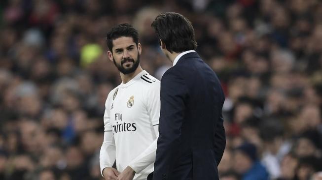 Gelandang Real Madrid Isco dan pelatih Santiago Solari saat menghadapi Valencia di Santiago Bernabeu. OSCAR DEL POZO / AFP