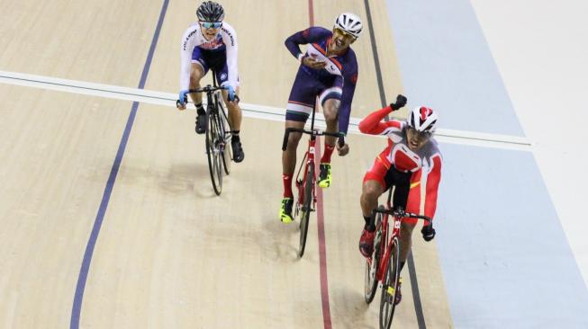 Pebalap sepeda Indonesia Angga Dwi Wahyu Prahesta (kanan) berselebrasi seusai berlaga dalam Final Junior Men Scratch Asian Track Championship 2019 di Jakarta International Velodrome, Jakarta, Kamis (10/1/2019). [Antara/Putra Haryo Kurniawan] 