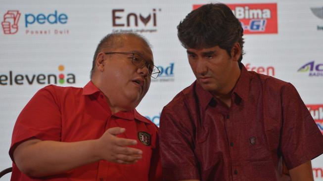 CEO Klub Bali United, Yabes Tanuri (kiri) berbincang dengan Pelatih Bali United yang baru Stefano Cugurra Teco dalam konferensi pers di Stadion I Wayan Dipta, Gianyar, Bali, Senin (14/1//2019). ANTARA FOTO/Nyoman Budhiana