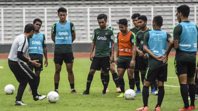 Pelatih Timnas Indonesia U-22 Indra Sjafri (kiri) memberikan intruksi kepada pemain saat sesi latihan di Lapangan Madya, Komplek SUGBK, Senayan, Selasa (15/01/2019). Pelatih timnas Indonesia U-22 Indra Sjafri akan mencoret delapan pemain dari 38 pemain untuk menemukan tim ideal jelang Piala AFF U-22 di Kamboja pada Februari mendatang. ANTARA FOTO/Dede Rizky Permana