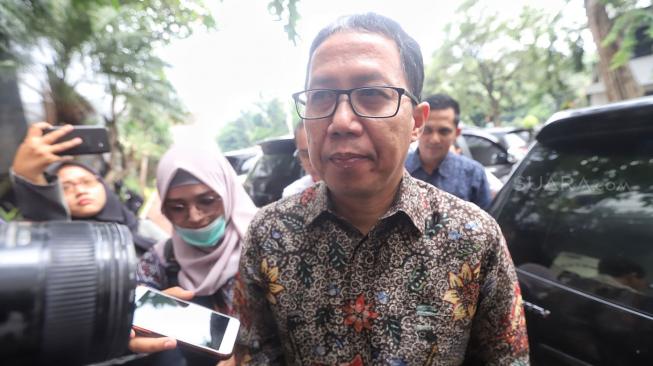 Plt Ketua Umum PSSI Joko Driyono saat tiba menjalani pemeriksaan di gedung Direktorat Reserse Kriminal Umum, Polda Metro Jaya, Jakarta, Senin (18/2). [Suara.com/Muhaimin A Untung]