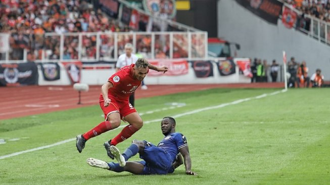 Penyerang Persija Jakarta, Silvio Escobar berduel dengan pemain klub Vietnam, Becamex Binh Duong dalam laga matchday 1 Grup G Piala AFC 2019 di Stadion Utama Gelora Bung Karno, Senayan, Jakarta, Selasa (26/2/2019) sore. [Suara,com / Muhaimin UNTUNG]