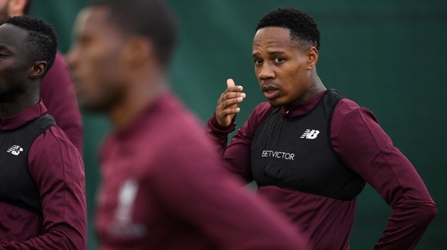 Nathaniel Clyne (kanan) saat berlatih bersama rekan-rekannya di Liverpool. [AFP/Paul Ellis]