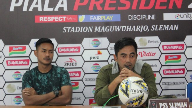 Pelatih PSS Sleman, Seto Nurdiantoro (kanan), saat menghadiri konferensi pers di Stadion Maguwoharjo, Sleman, Kamis (7/3/2019). (chatwithamelia.xyz/Irwan Febri Rialdi)