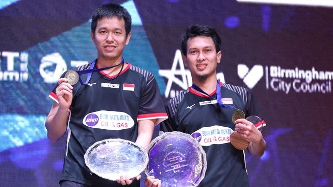 Pasangan ganda putra Indonesia, Hendra Setiawan/Mohammad Ahsan, menjuarai All England 2019, Minggu (10/3). [Humas PBSI]