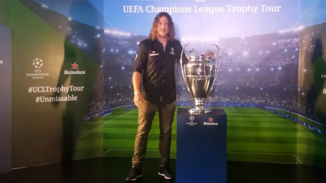 Legenda Barcelona, Carlos Puyol memamerkan trofi Liga Champions Eropa di Kawasan SCBD, Sudirman, Jakarta. (Suara.com. Adie Prasetyo)  