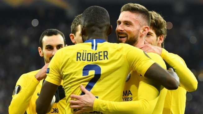 Para pemain Chelsea merayakan gol Olivier Giroud (kedua kanan) ke gawang Dynamo Kiev pada laga Liga Europa do  NSK Olimpiyskyi stadium. Sergei SUPINSKY / AFP