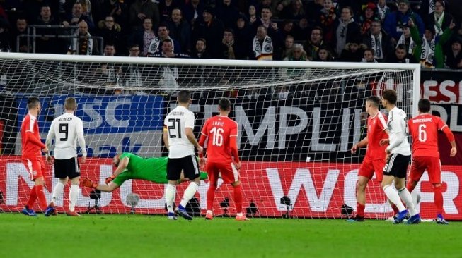 Gelandang Jerman Leon Goretzka (kedua kanan) mencetak gol guna menyamakan kedudukan 1-1 saat melawan Serbia pada pertandingan persahabatan. Tobias SCHWARZ / AFP 